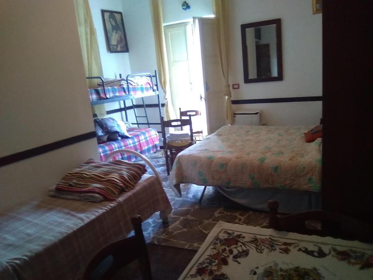 Room In Guest Room - Single Room With Shared Bathroom Taormina Exterior foto